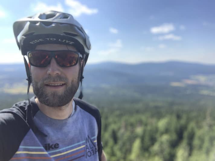 Summit photo on the Kösseine: Incidentally, this is where the two Germany Trail routes west-east and south-north cross. Simply one of the most beautiful spots in the Fichtelgebirge!