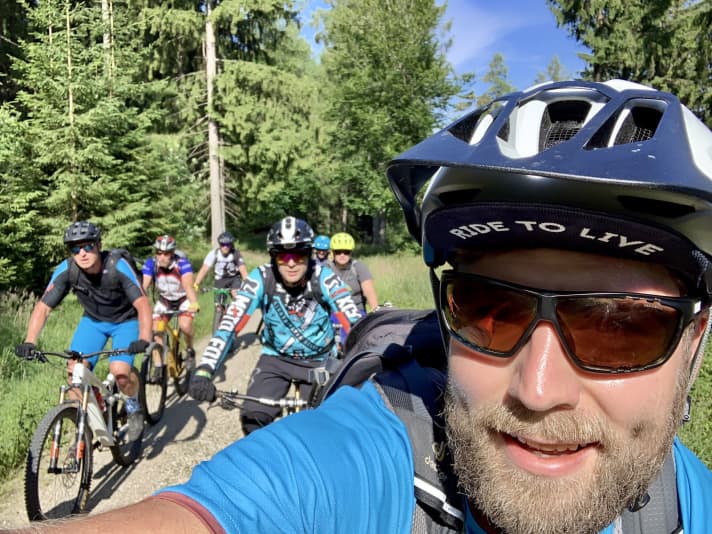 Stefan Loibl freut sich über die Begleitung und findet es gar nicht schlimm, dass seine Kopfhörer und seine <a href="mtb_news/szene_news/bike-mag-spotify-22-songs-zum-deutschland-trail/a41501.html"  rel="noopener noreferrer">Deutschland-Trail-Playlist</a>  unberührt bleiben.