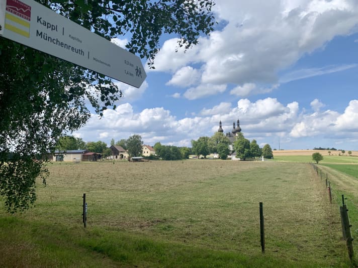 On the Franconian Mountain Trail in the direction of Kappl and Münchenreuth.