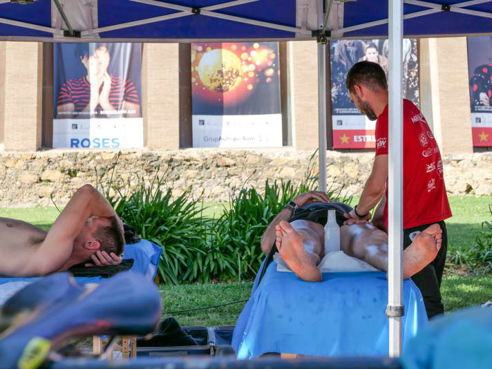   Perfektes Drumherum: Die Transpyr ist ein rundum top organisiertes Rennen – vom Taschentransport bist zum Aufpäppel-Service nach den Etappen.