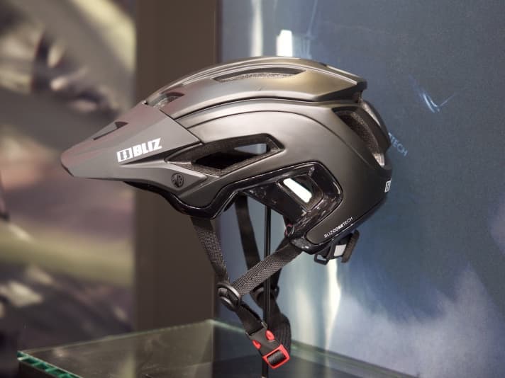   The matching, <a href="https://www.awin1.com/cread.php?awinmid=13708&awinaffid=471469&clickref=B+Bliz+Sportglasses&ued=https%3A%2F%2Fwww.bobshop.com%2Fde%2Fmarken%2Fbliz%2F%3F" target="_blank" rel="noopener noreferrer nofollow">stylish bike glasses from Bliz are available here at Bobshop</a> *.