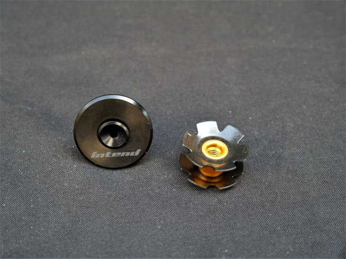   Die klassische Intend-Topcap mit M6-Schraube aus Aluminium wiegt im Set 11 Gramm und kostet 22 Euro.