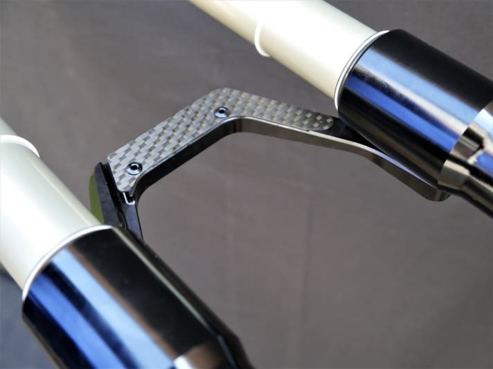   Die Öle und Dichtungen, die in der Ebonite-Gabel zum Einsatz kommen, sind bewährte Produkte. Beispielsweise die Staubabstreifer D35 SKF, die man in allen Rockshox Gabeln dieser Welt findet. Das soll den Service und die Ersatzteilversorgung möglichst unkompliziert machen.