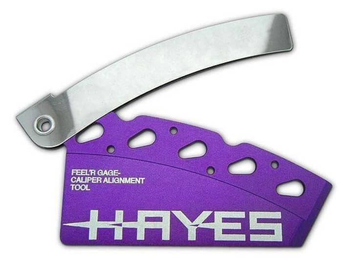   Hayes Feel'r Gage <a href="http://www.awin1.com/cread.php?awinmid=15108&awinaffid=471469&clickref=Hayes+Feel%E2%80%99r+Gage&p=%5B%5Bhttps%253A%252F%252Fwww.rakuten.de%252Fprodukt%252Fhayes-werkzeug-zum-ausrichten-des-bremssattels-2985857810%5D%5D&pref1=bike" target="_blank" rel="noopener noreferrer nofollow">available here</a> *