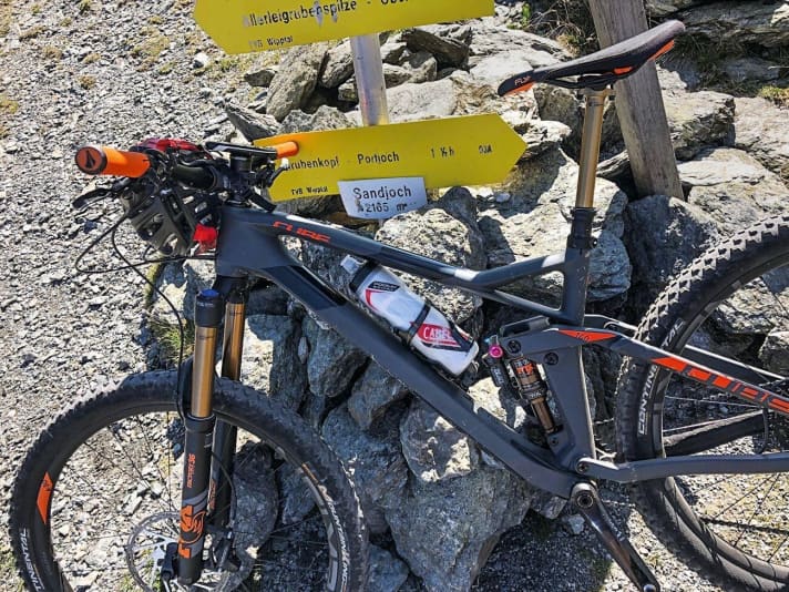   Cube Stereo 140 HPC TM: On the way home from Lake Garda, I made an extra stop for the Brenner-Grenzkamm road. From Gossensaß, the route has an elevation gain of around 1300 metres and rewards you with a magnificent view of the Zillertal Alps. The subsequent trail descent is full of variety.