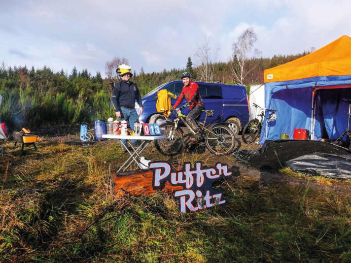 Schottischer Humor: Das 24-Stunden-Rennen Strathpuffer24 bei klirrender Kälte entstand vor 15 Jahren aus einer Bierlaune heraus. Die Reportage in <a href="magazin/heft_archiv/heftvorschau/a43330.html"  rel="noopener noreferrer"> BIKE 4/2020 </a>  müssen Sie einfach lesen! <a href="hintergruende/reportagen/mitgefahren-strathpuffer24-in-schottland/a42832.html"  rel="noopener noreferrer">Die Fotogalerie und das Video hier sind die Qualifikations-Tests ...</a>