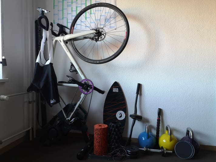   Nina Hoffmann adapts to the situation and creates space for a mini-gym in her flat.