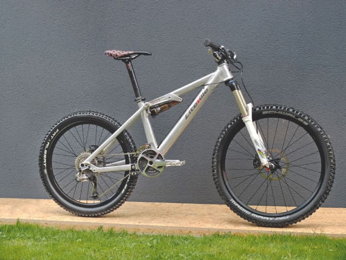 „Scaled Sizing“ heißt das Zauberwort bei Liteville: Mit 26 Zoll-Vorderrad und 24 Zoll-Hinterrad werden selbst kleinste Frauen glücklich.