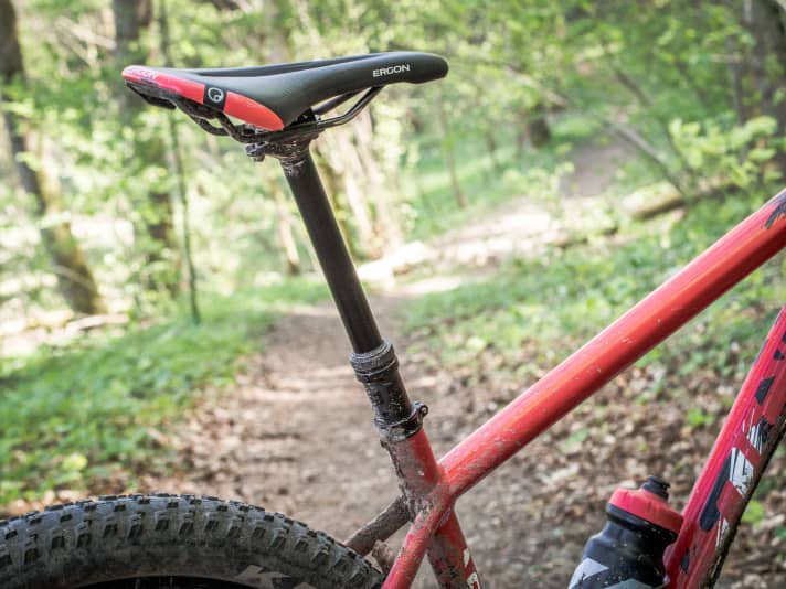 The E13 can be lowered quickly and easily in a steady up and down motion. The extension speed could be slightly higher.