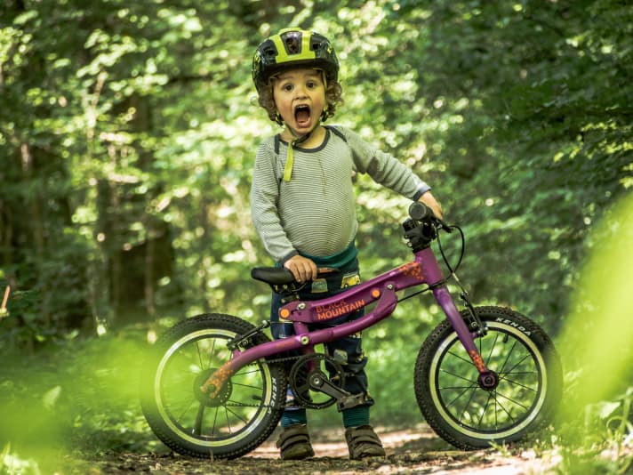 Little Hannes is clearly having fun with the Pinto 14". In the smallest setting, the "running metre" can still get his feet on the ground.