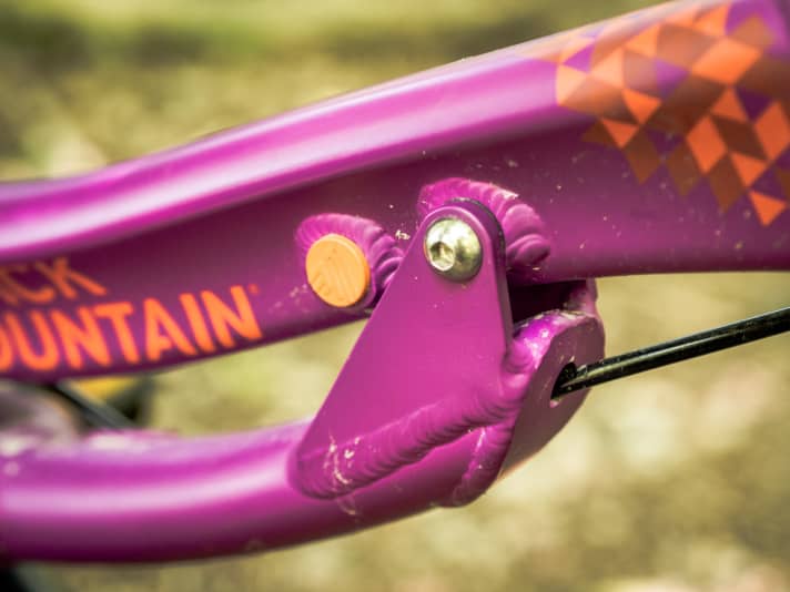 The frame can be extended using two screws with just a few handles.