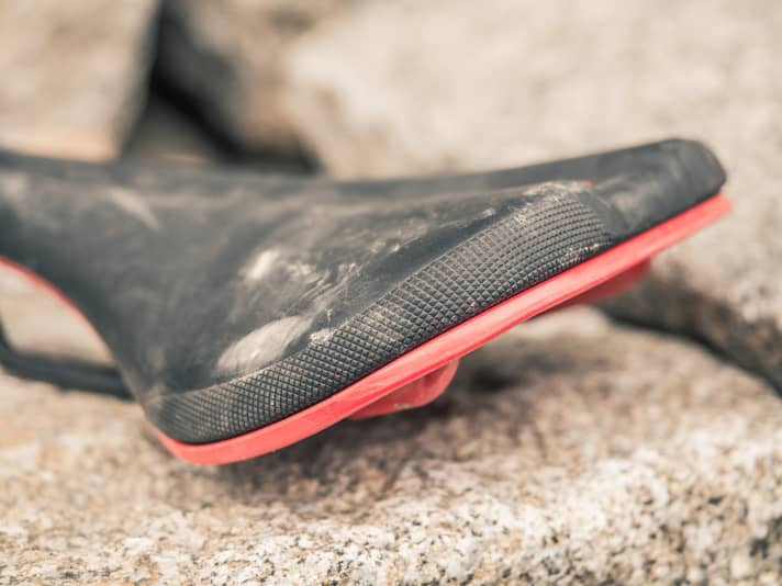   The flank protection has been seamlessly integrated into the upper material, completely eliminating annoying seams.