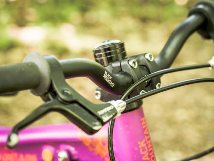 The wide, cranked handlebar provides a lot of control. Additional spacers provide room for manoeuvre when adjusting the size.