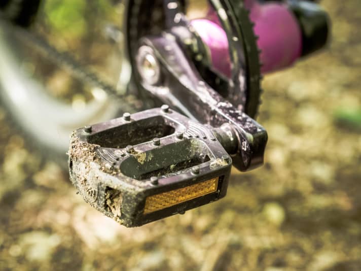 Small pedals for small feet. The plastic pins could have a better grip.