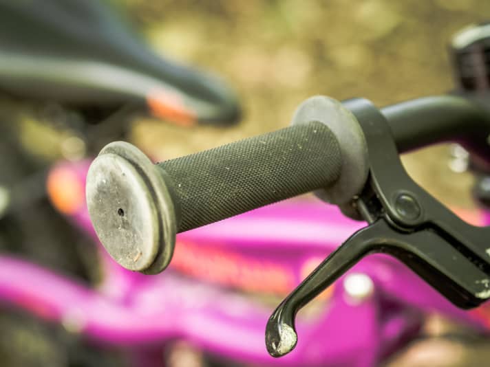 With a diameter of 24 millimetres, the handles are sufficiently thin and additionally protected at the outer end.