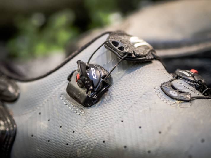 Über einen kleinen Knopf lässt sich der Hebel aufklappen. Über die seitlichen Taster kann man den Verschluss schrittweise öffen.