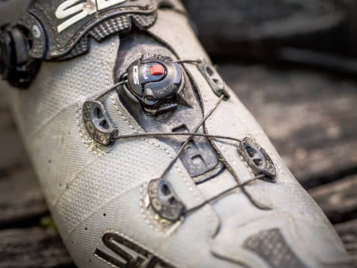 Das mittig platzierte Drehrädchen schließt den Schuh sauber bis in den Zehenbereich. Die große Kunststoffplatte verhindert Druckstellen am Spann.