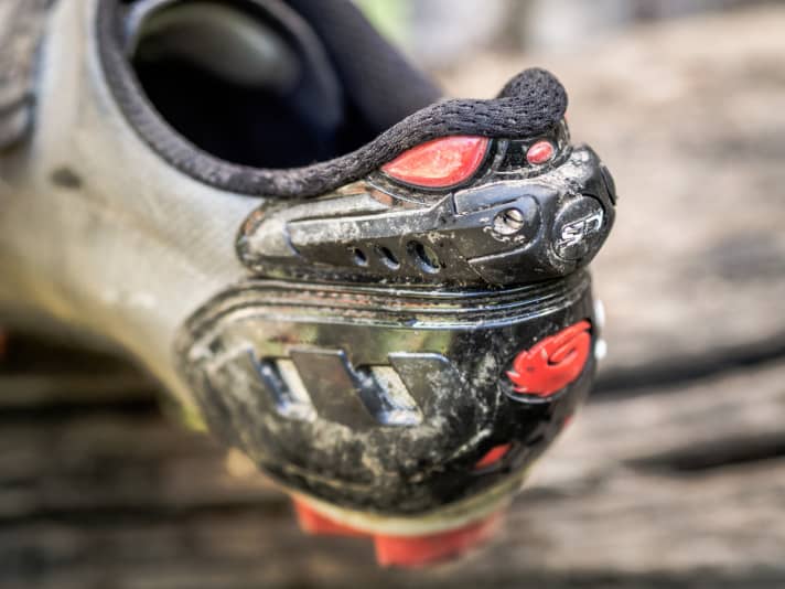 Fest verbunden: Die Ferse rutscht selbst bei harten Antritten nicht aus dem Schuh. Zusätzlich lässt sich der Fersenbereich noch individuell anpassen.