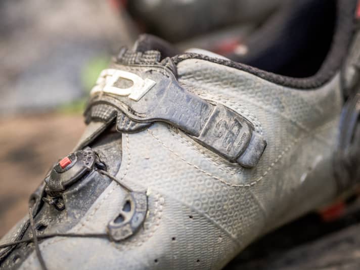 Die Schnalle lässt sich in der Länge verstellen. Der Überstand sollte abgeschnitten werden, da er sonst an der Kurbel schleifen kann.