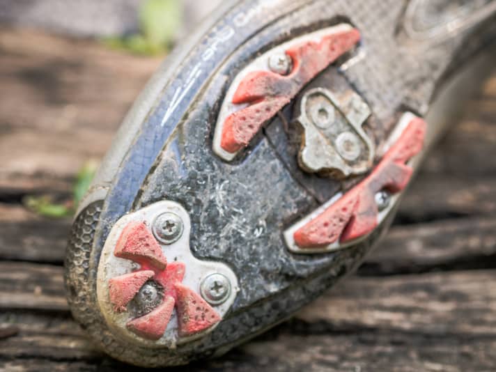 Das komplette Sohlenprofil ist geschraubt und lässt sich erneuern. Der harte Kunststoff gibt im Gelände leider nur wenig Halt.