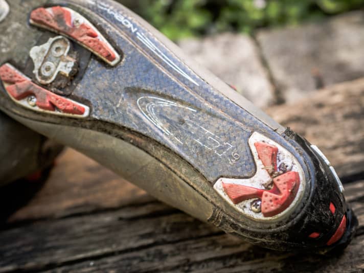 Ausgeklickt fahren ist mit dem Drako keine Option. Die glatte, supersteife Carbon-Sohle gibt keinerlei Halt auf dem Pedal. Auf dem schmalen Fersen-Profil stöckelt man unbeholfen durchs Gelände.