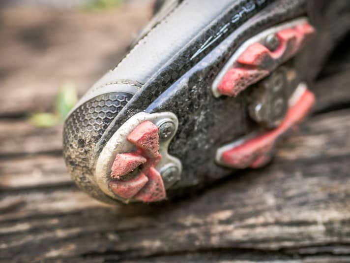 Im Zehenbereich können auch Stollen verschraubt werden. Die vorderen Profilblöcke lösen sich bereits nach einem halben Jahr im Einsatz.