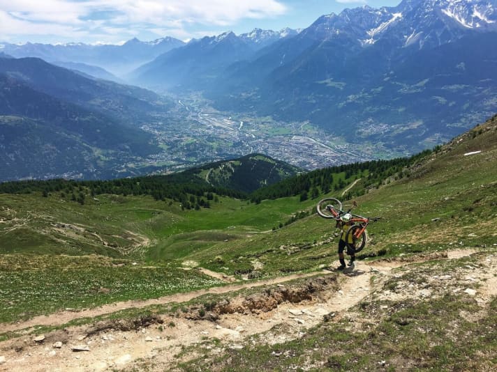   Die Schiebe-/Tragepassage zum Gipfelkreuz hinauf