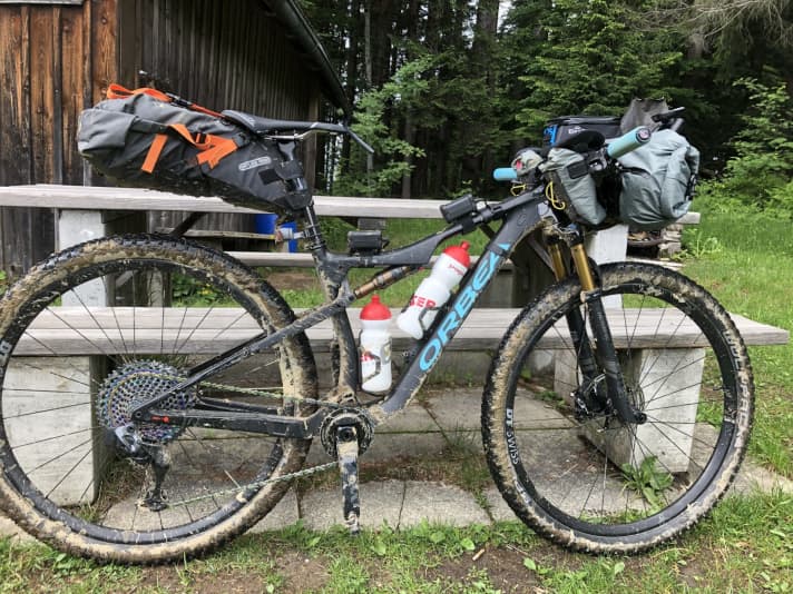   The rain before the start of the race had turned some parts of the route into slippery muddy sections. The muddy bike wasn't a problem, but the slippery trail sections were more of a problem - simply because of the lack of sleep or the darkness. But it was the unpleasant contact with a car that sealed the fate of the Orbea frame.