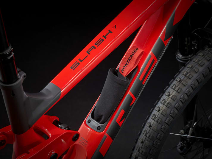   The new storage compartment in the down tube (under the bottle cage) is even slightly sealed and is available in every Trek Slash (including the aluminium models).