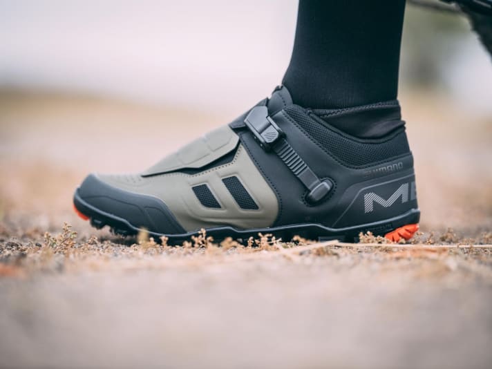   Thanks to the high-quality quick lacing system and reversed ratchet fastener, the ME7 shoe can also be precisely adjusted while riding. A protective flap also protects against dirt and stones.