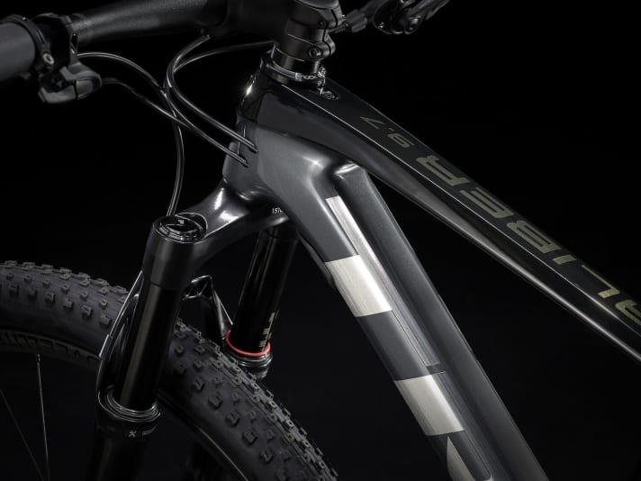   The brake lines and shift cables run inside the frame in guides.