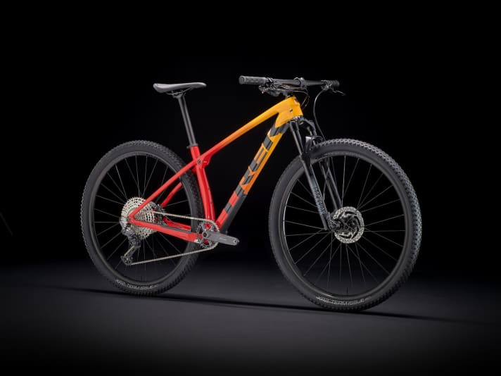   Das Procaliber 9.5 für 1800 Euro mit Rockshox Judy SL, Shimano Deore-Schaltung und einfachen Bontrager Alu-Anbauteilen.