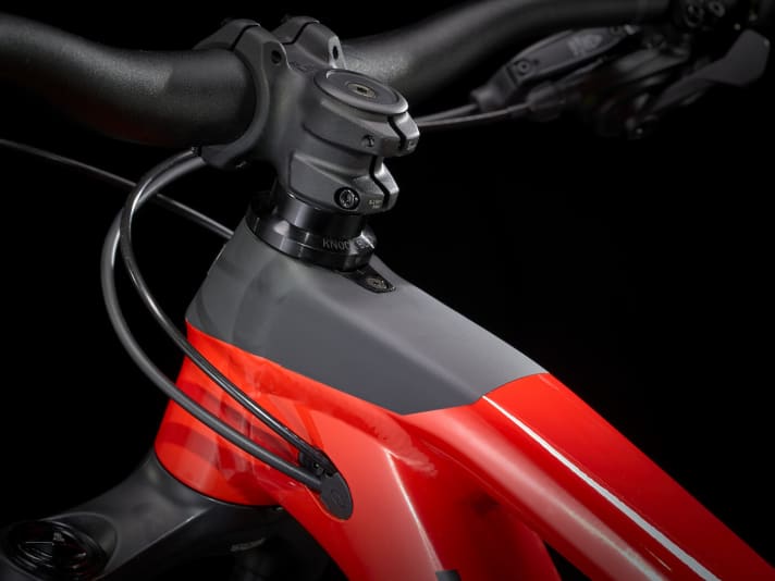   The Knock Block headset with integrated steering stop serves to protect the top tube in the event of a fall. In the latest version, you can turn two degrees more in any direction.