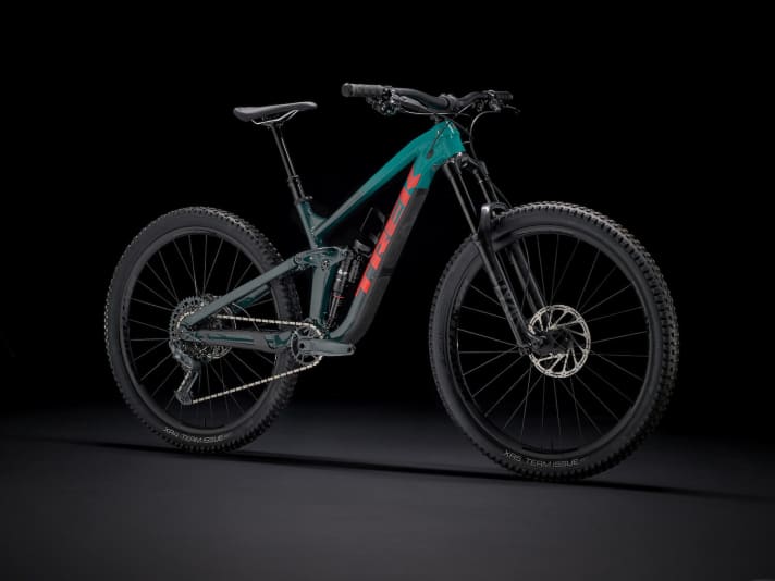   The Trek Slash 8 costs 3499 euros, still has an aluminium frame, but a Rockshox Lyrik Select+ fork and a Sram Eagle GX drivetrain. We have already weighed the bike in the BIKE lab. Including pedals, it weighs 15.6 kilos.