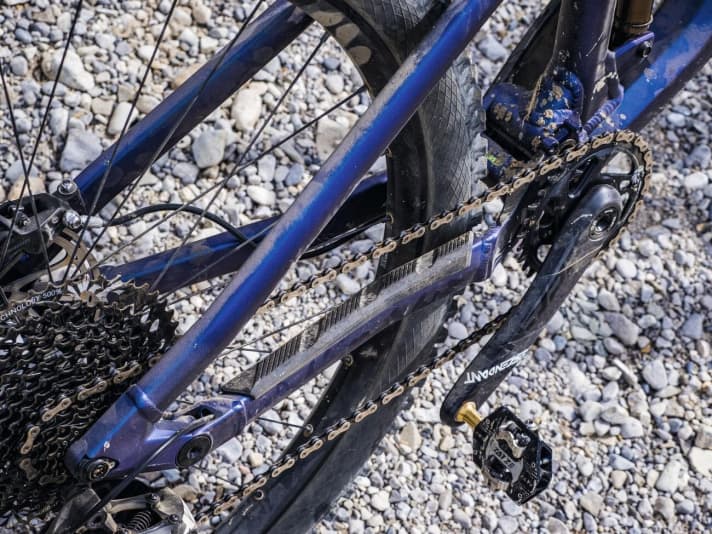   <a href="https://www.awin1.com/cread.php?awinmid=11768&awinaffid=471469&clickref=B+Root+Miller&ued=https%3A%2F%2Fwww.rosebikes.de%2Ffahrr%25C3%25A4der%2Fmtb%2Ftrail-%2F-enduro%2Froot-miller" target="_blank" rel="noopener noreferrer nofollow">Rose Root Miller 3</a> *: Auch beim Rose kommt ein gut dämpfender Kettenstreben­schutz zum Einsatz.