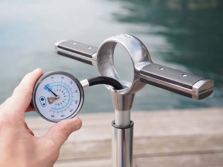   Das Manometer samt Schlauch versteckt sich im Pumpen-Griff.