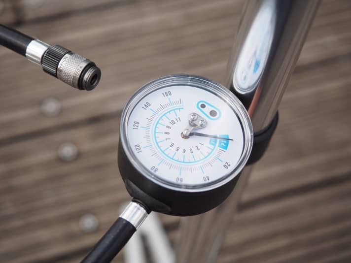   Of course, the Klic Floor also works without a tubeless tank. The pressure gauge is simply fixed in place with a magnet.
