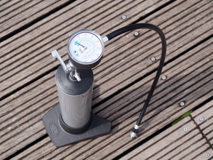   The burst tank can be easily removed for transport and used together with the pressure gauge. All connections are made using magnets.