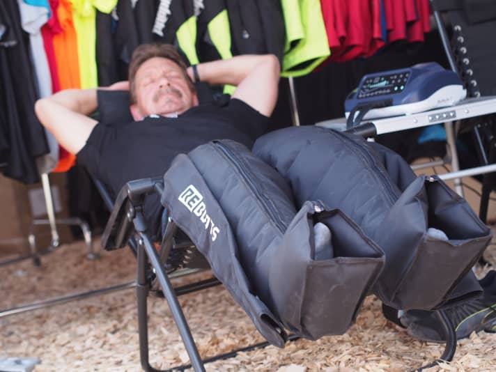   Dieser BIKE Festival-Besucher weckte 2018 erstmals unsere Aufmerksamkeit für die Reboots-Stiefel. Sie massieren mit Hilfe von Luftdruck die Beine und sollen den Abtransport von Abfallprodukten wie Laktat aus den Beinen fördern und Muskelverspannungen lösen.