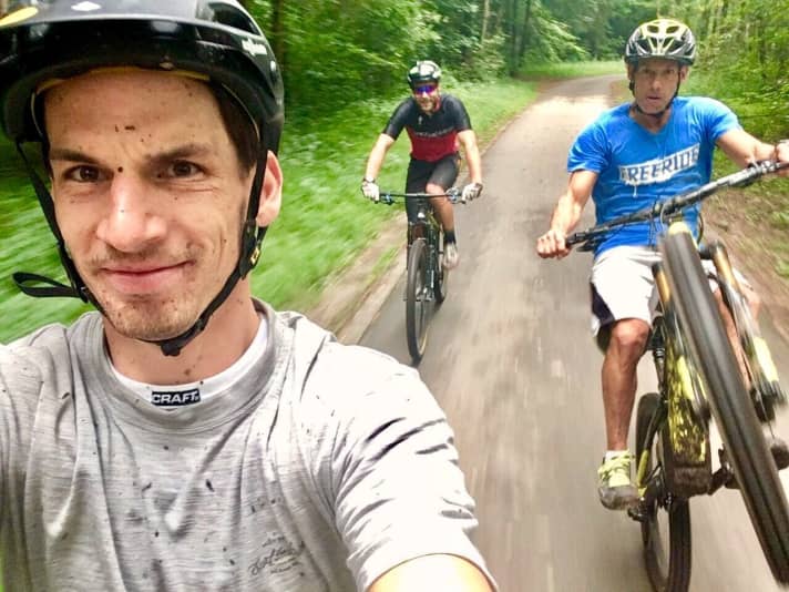   Unterwegs mit der Garmin fenix am Handgelenk (links hinten). Wir haben die GPS-Uhr nun über mehrere Monate intensiv im Alltag und beim Biken getestet.