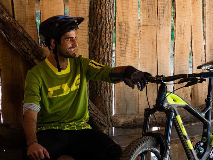   Vogelnest-Helm statt Dirt-Murmel: Mittlerweile genießt Amir auch Enduro-Touren in seiner Heimat im Mittelrheintal.