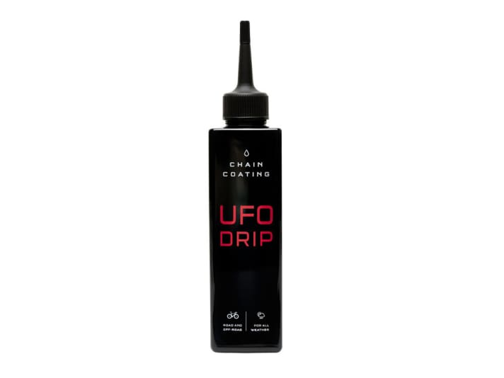 70 Euro kostet die 180-ml-Flasche des  <a href="https://amzn.to/2GpRWrN" target="_blank" rel="noopener noreferrer nofollow">UFO Drip von Ceramicspeed</a> *. Die wachsbasierte Beschichtung soll laut dem dänischen Hersteller die Reibung deutlich verringern, in Summe 2-5 Watt einsparen und 200 Kilometer lang halten.