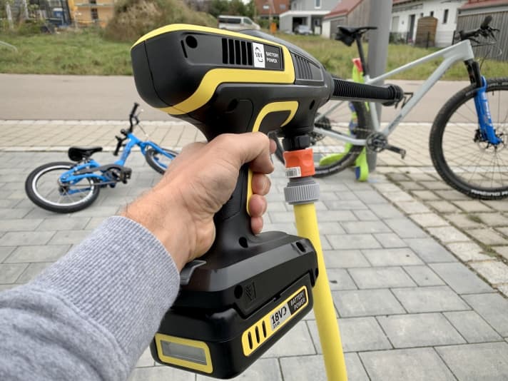   With the <a href="https://www.awin1.com/cread.php?awinmid=9326&awinaffid=471469&clickref=B+KHB+6+K%C3%A4rcher&ued=https%3A%2F%2Fwww.obi.de%2Fhochdruckreiniger%2Fkaercher-akku-mitteldruckreingier-khb-6-battery%2Fp%2F9445354&pref1=bike" target="_blank" rel="noopener noreferrer nofollow">KHB 6 from Kärcher</a> *, the garden hose becomes a pressure washer in an instant. The handy device requires no power connection thanks to its rechargeable battery and delivers up to 24 bar. One battery charge, which you can always keep an eye on thanks to the permanent display, lasts around twelve minutes. You should be able to clean 2-3 bikes with it. The Kärcher pressure washer is supplied with two nozzles that can be changed quickly. Price: 195 euros.