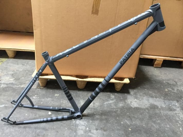   The frame painted in fresh Kunter grey shortly before shipping. The photo clearly shows the unusual proportions. The top tube is significantly longer than on a standard geometry. Practical: The sled dropouts, with which the wheelbase can be varied slightly depending on use.