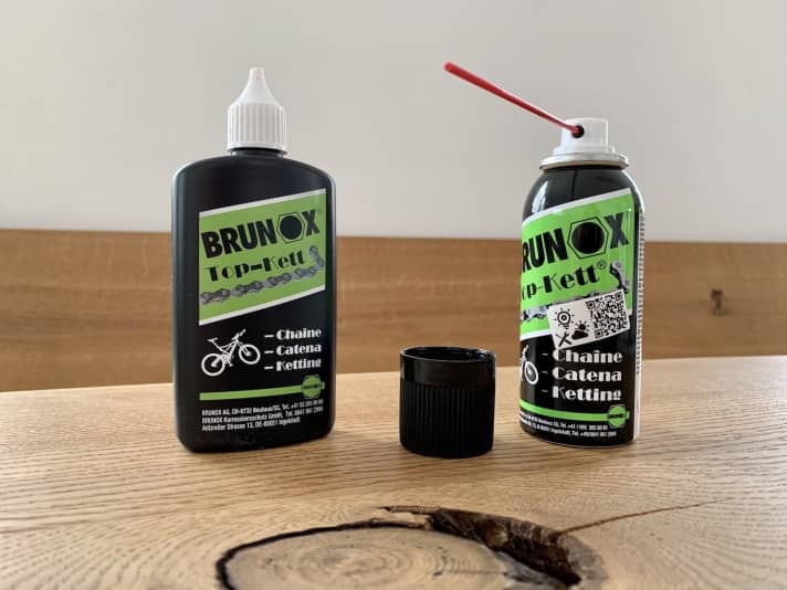 Available in a spray can and as a dropper bottle: the all-weather lubricant Top-Kett from Brunox. There is no difference in price. You pay 5-6 euros for 100 ml in online shops.