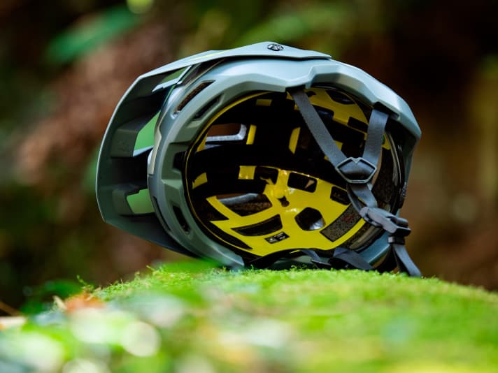   The enlarged and low-slung helmet shell is also designed to provide optimum protection for sensitive areas of the head such as the temples and the back of the head.