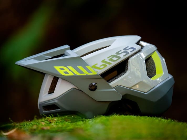   The flexible visor should not only protect you from branches on the trail, but also adapt to the helmet shell in the event of an impact and not break.