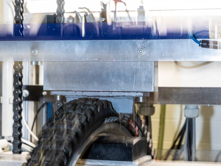   Typical puncture test with a drop axe. The new Aerothan hose is designed to withstand a significantly higher drop height than conventional constructions. In practice, this means fewer punctures and snakebites.