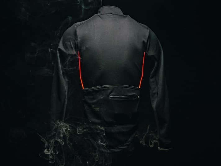 Bekleidung: z. B. Isadore Softshell Jacket x Osram: Reflektierende Stoffe haben einen Nachteil: Sie leuchten erst auf, wenn sie von einer fremden Lichtquelle angestrahlt werden. Der nachhaltig produzierende slowakische Hersteller Isadore hat daher zusammen mit der Firma Osram an dieser neuen Merino-Soft­shell-Jacke getüftelt. Die integrierten LED-Beleuchtungsstreifen am Rücken lassen sich aktiv über eine Powerbank anknipsen.
