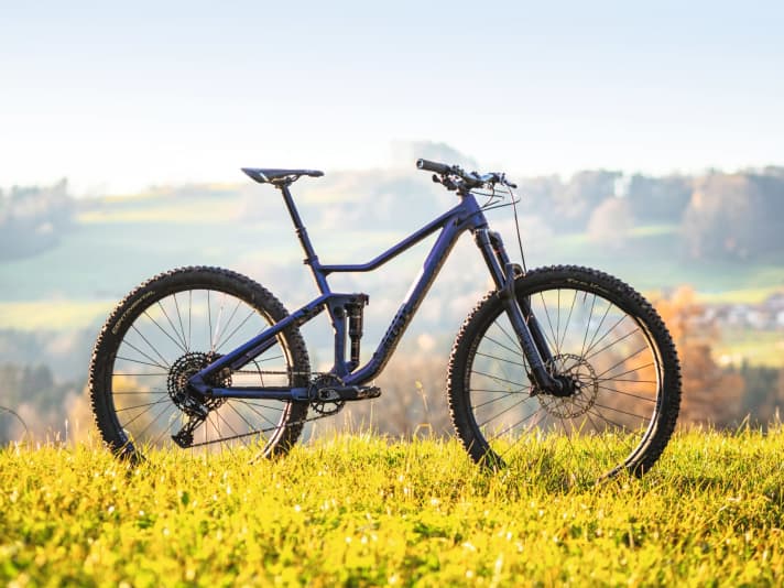<a href="https://www.awin1.com/cread.php?awinmid=11768&awinaffid=471469&clickref=B+Rose+Root+Miller+1&ued=https%3A%2F%2Fwww.rosebikes.de%2Frose-root-miller-1-2698587" target="_blank" rel="noopener noreferrer">ROSE Root Miller 1 </a>* – 15,3 kg / 152/153 mm / 29" / 1999 Euro¹
